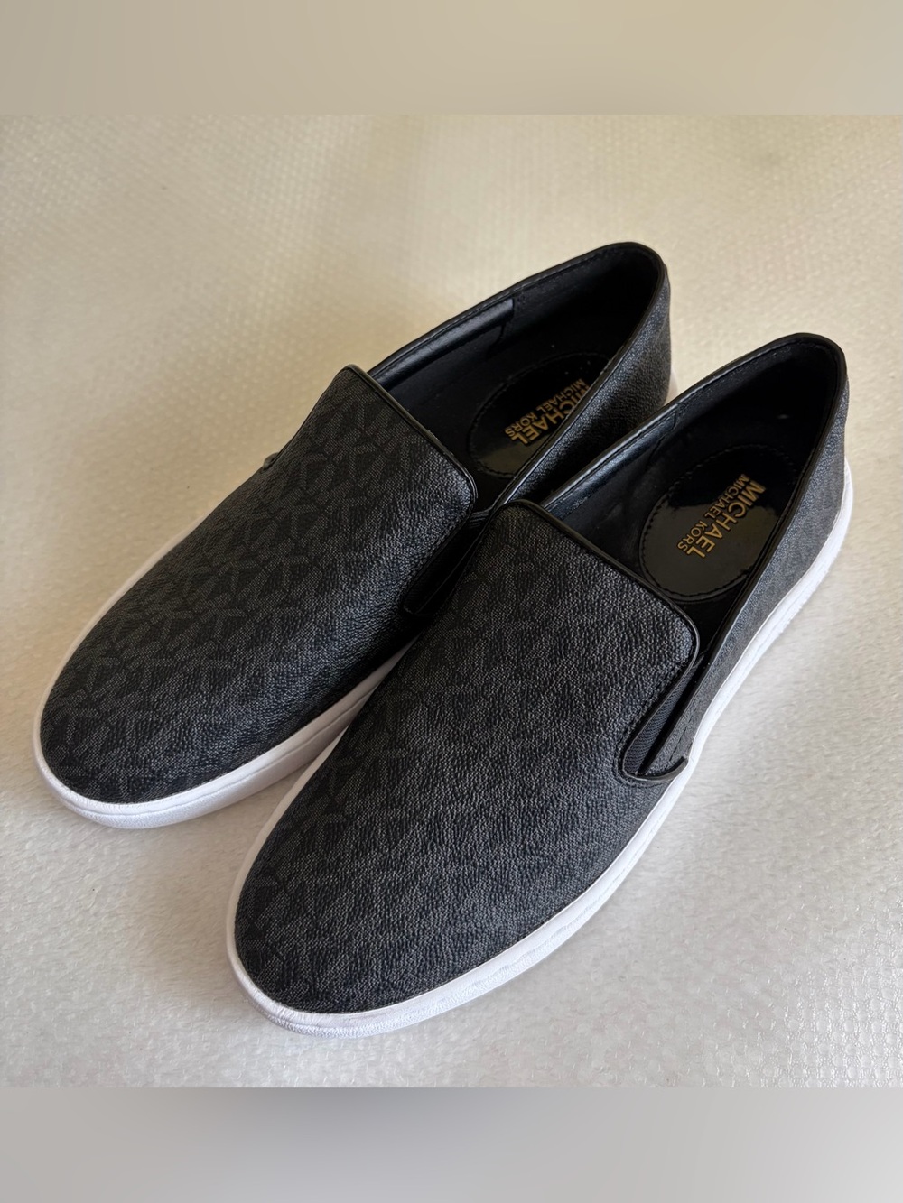Michael Kors Women’s Black & White Slip-On Logo Casual Sneakers Sz 7.5 - Picture 2 of 7